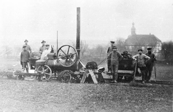 Die Lokomobile auf dem Ziegeleigelände